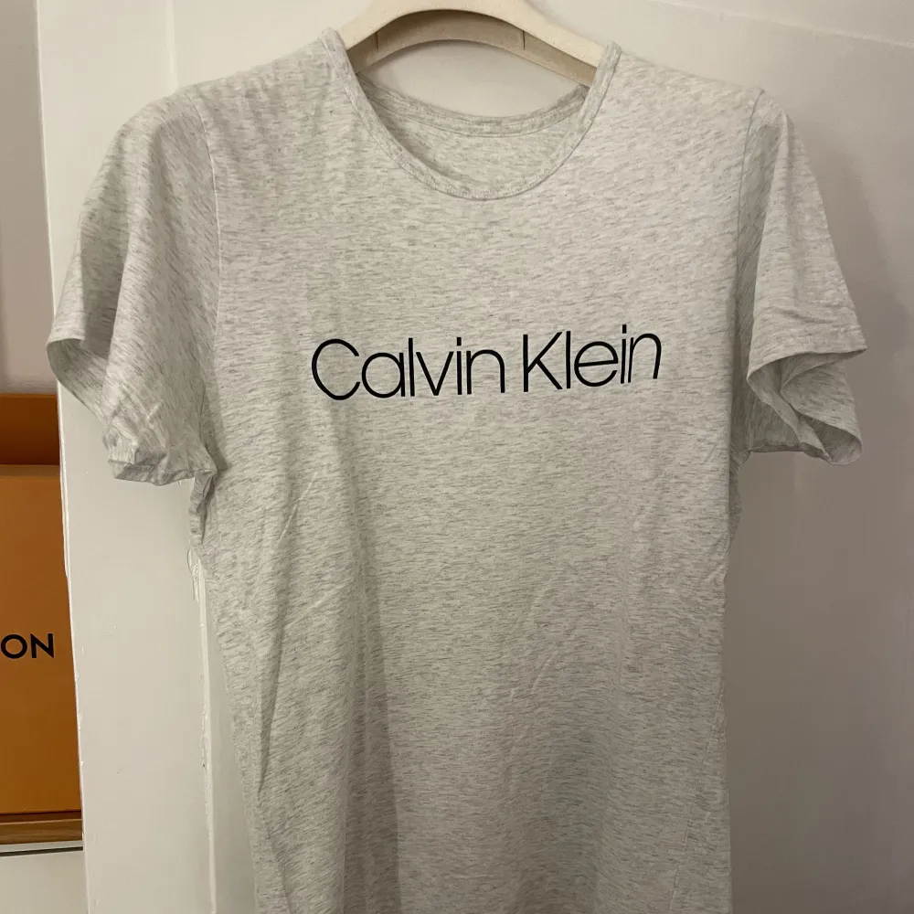 T-shirt från Calvin Klein i storlek S. Knappt använd. I mycket bra skick. Normal i storleken.. T-shirts.