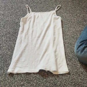 Linne - Ett vitt  genomskinligt linne skön och fin