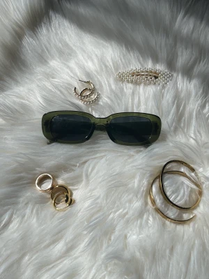 Glasögon - Snygga solglasögon för tjejer! Bra kvalite och skick. Har fortfarande kvar förvaringen. 