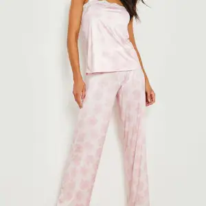 Säljer detta blommiga rosa pyjamas set från Boohoo💐skriv gärna för eventuella frågor & bilder! 