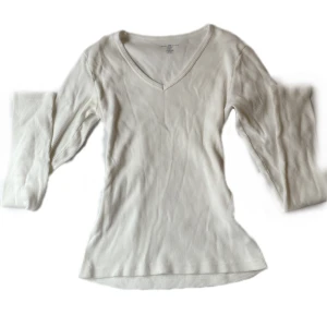 brandy melville tröja - fin ribbad vit brandy Melville tröja som passar perfekt till skolstarten. Har inte fått användning av den bara:)