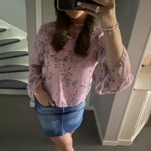 Så fin blus med volang ärmar från Gina Tricot som tyvärr är lite liten för mig. Storlek 36, pris går att diskutera💞