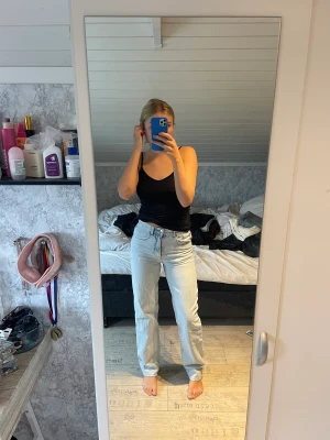 Blåa jeans  - Säljer mina ljusblåa jeans från Gina tricot i storlek 36. Jeansen är i ett mycket fint skick. 