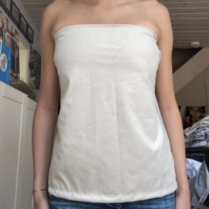 Hand gjord topp med öppen rugg - Säljer denna super fina helt nya toppen som är hand gjord, öppen i ryggen , storlek S men passar nog lite allt möjligt eftersom du knyter själv bak 💕🤠🌸 