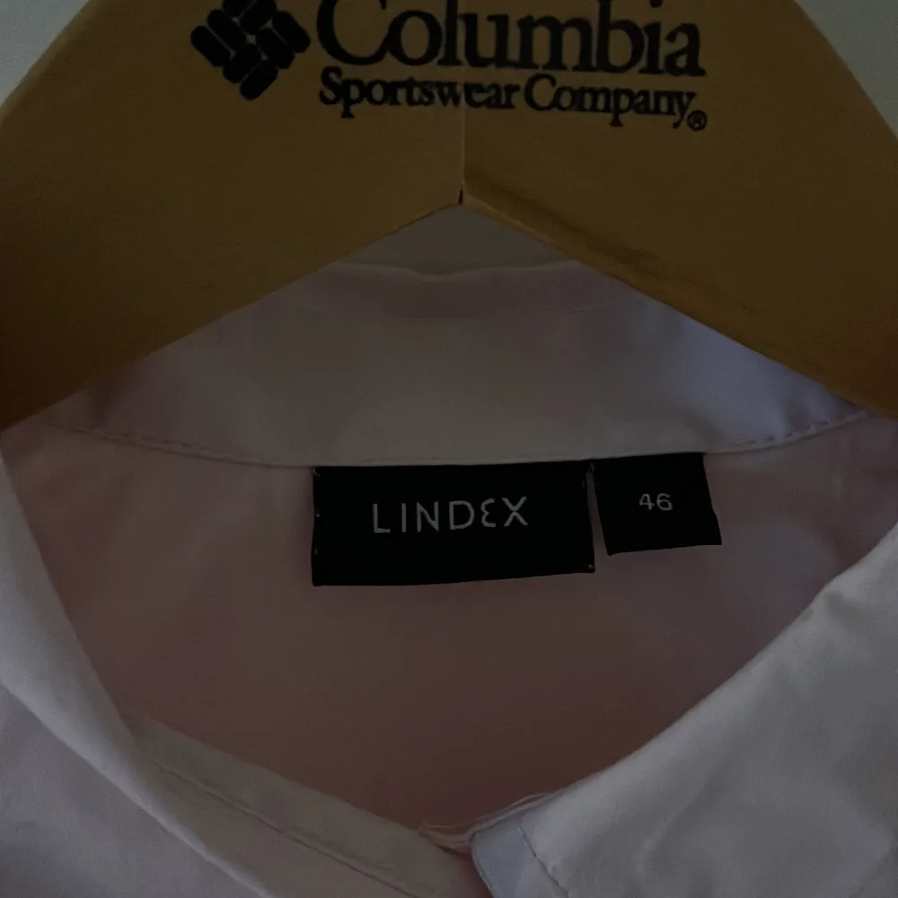 En rosa skjorta från Lindex i stl 46. Skjortor.