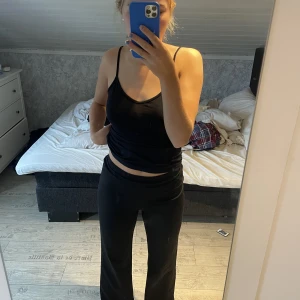 Kostymbyxa - Svarta kostymbyxor utan dragkedja. Väldigt sköna och långa. 100kr +frakt 