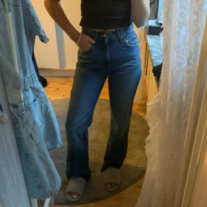 Mörkblåa jeans pull&bear högmidjade - Hej. Dessa jeans är i mycket bra skick endast använda typ 2 gånger. Jag är 165cm lång och dessa var för långa på mig så de är avklipta för att passa den längden! Liten slits på båda sidorna( bild 3) 