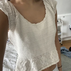 Zara stickad topp - Stickad topp från Zara i krämvitt. Jättebra skick. Säljer för 150 kr + frakt🌸