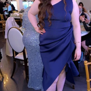 Festklänning  - Blå klänning, jättefin till bröllop eller annan slags fest. JÄTTEMYCKET STRETCH I DEN. Kan passa en strl 50 också. 