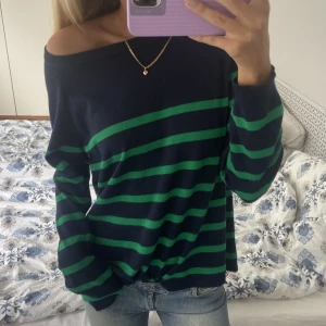 Randig tröja - Jättefin marinblå/grön randig finstickad tröja från Holly & Whyte💕