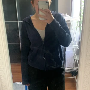 Hoodie med dragkedja  - Köptes på barnavdelningen men passar s och xs. Nypris ca 150 kr