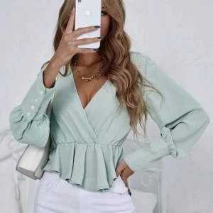 Peplum blus - turkos - Turkos peplum blus i shiffon material. Är i nästan helt ny skick. 