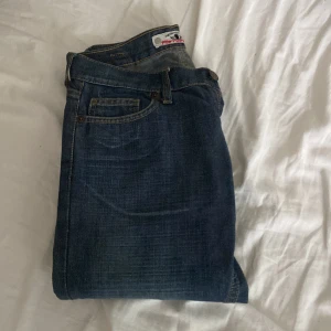 Ett par bootcut jeans. - Nu säljer jag om desss byxor då det är oseriösa personer som inte svarar när dom har vunnit budgivningen. Midjemått är 68 och innerbenslängd 78🤩