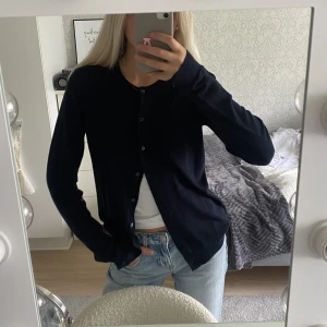 Marinblå kofta☺️🤍 - Supersöt marinblå kofta som endast är använd vid ett tillfälle🙈🤍nyskick!!