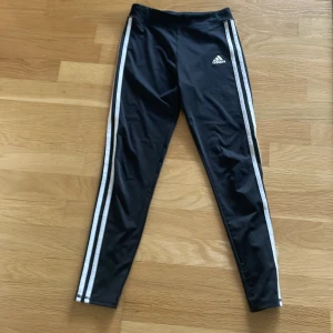 Adidas tights stl 146 - Tights i fint skick