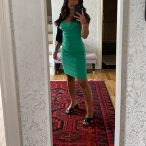 Grön långklänning - Grön långkjol från Zara💚 har slits så inga problem att gå i den, endast använd en gång!