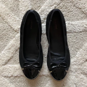 Ballerinaskor  - Säljer ett par ballerina skor i strl 38. Lite större sula så de är inte så platta som ett vanliga par. Köpare står för frakt🖤