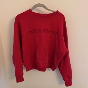 Säljer denna röda Carin Wester tröja i storlek XS men passar S. Passar perfekt nu till hösten/vintern. Säljer då den inte kommer till användning. 