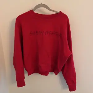 Säljer denna röda Carin Wester tröja i storlek XS men passar S. Passar perfekt nu till hösten/vintern. Säljer då den inte kommer till användning. 
