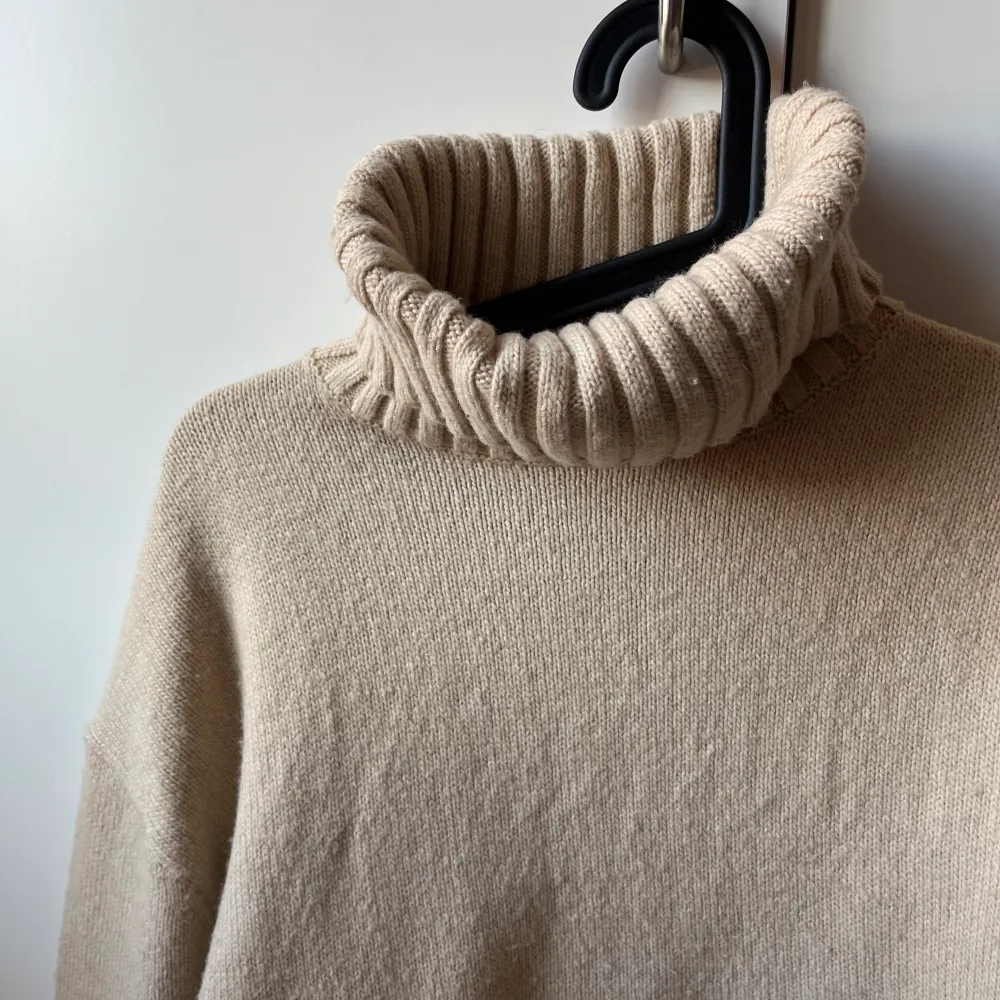 En beige stickad tröja ifrån H&M i storlek S. Knappt använd men har blivit lite nopprig i tvätten. Kan skicka fler bilder😇. Stickat.