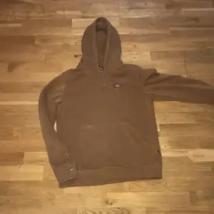 Brun dickies hoodie med några fläckar syns inte från långt håll 