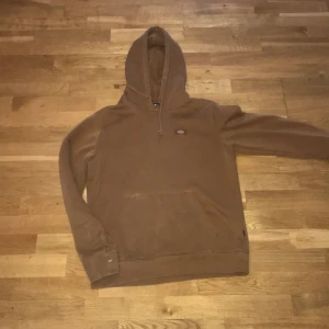 Brun dickies hoodie  - Brun dickies hoodie med några fläckar syns inte från långt håll 