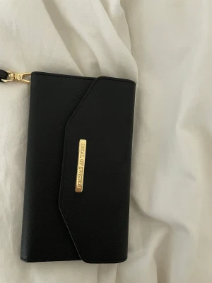 Mobilskal iPhone 8 plus - Säljer tre olika mobilskal till iPhone 8 plus. Bild 1 är oanvänt och har ett avtagbart magnetiskt skal inuti. Bild 2 har ett litet skav vid kamerahålet, men annars i superbra skick. Bild 3 är i nyskick. 1 för 20 eller alla för 50kr