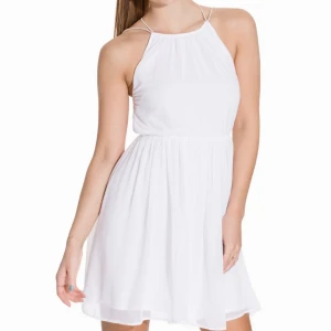 Vit klänning - Vit Geometric Back Dress från Nelly. Aldrig använd, storlek S.
