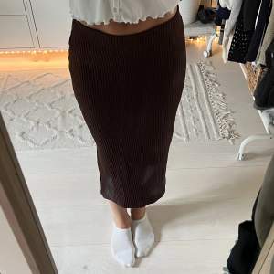 Bra skick! Medel lång ribbad brun kjol från nelly. Storlek xxs men passar xs också. 