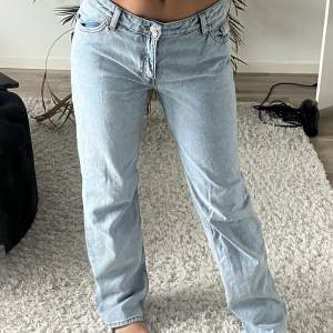 Straight low waist jeans från monki, använda fåtal gånger, väldigt fina😍😍