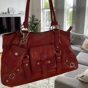 Vintage sthlm väska - Säljer min jättefina vintage väska ifrån sthlm, den har jätte fina detaljer på sig och går att styla till de mesta, pris är diskuterbart❤️ väskan är super rymlig!