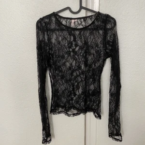 SNYGG spetströja från nelly 💕💕💕 - för liten för mig och orkade aldrig skicka tillbaks 💔 men den e sååååå fkn snygg. både utan bh och typ med en bikinitopp!!