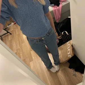 Low straight jeans  - Säljer mina low waist Jens från bikbok pågrund av att dom inte kommer till användning. Köpte dom för 699kr, använda ett par fåtal gånger. 💞🌸 hör av er till mig ifall ni har några funderingar🫶🏼