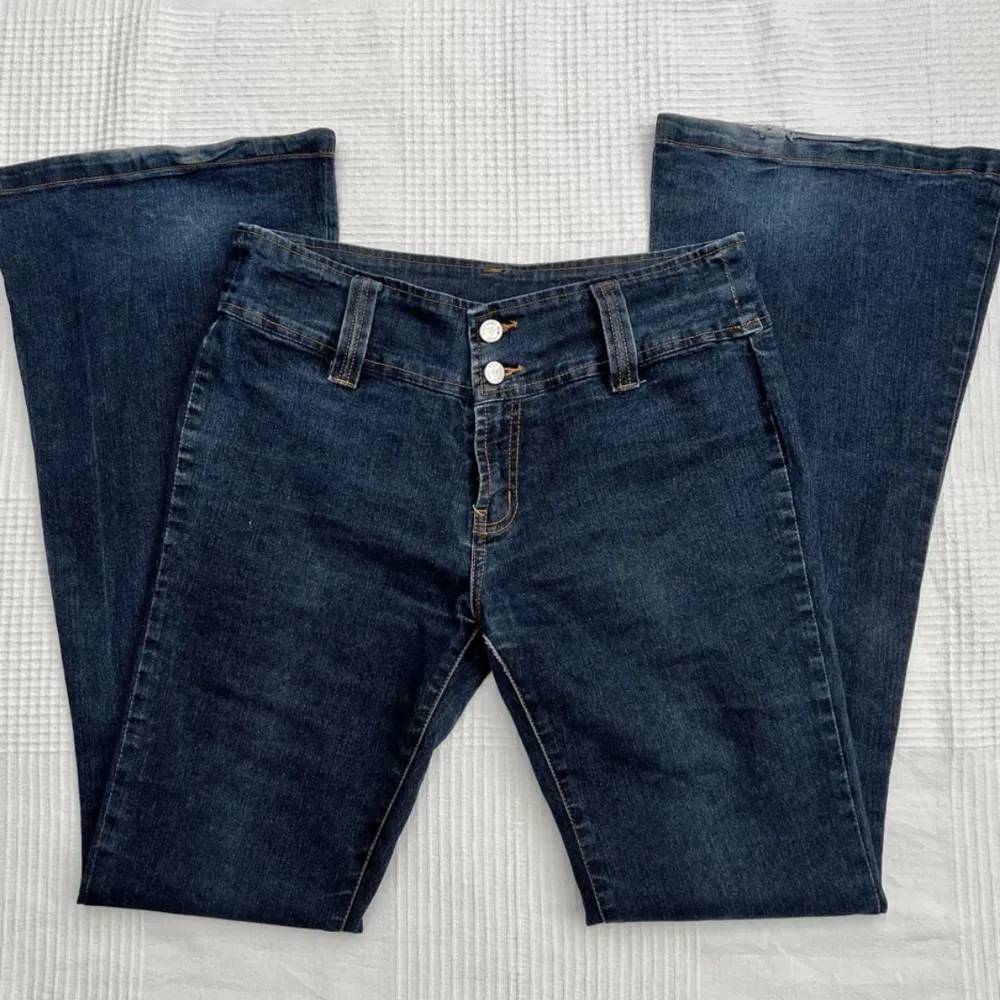 Lågmidjade Jeans som tyvärr har blivit alldeles för små för mig! :(  Midjemått : 82 cm Innerbenslängd: 84 cm  Motsvarar S/M i storlek . Jeans & Byxor.