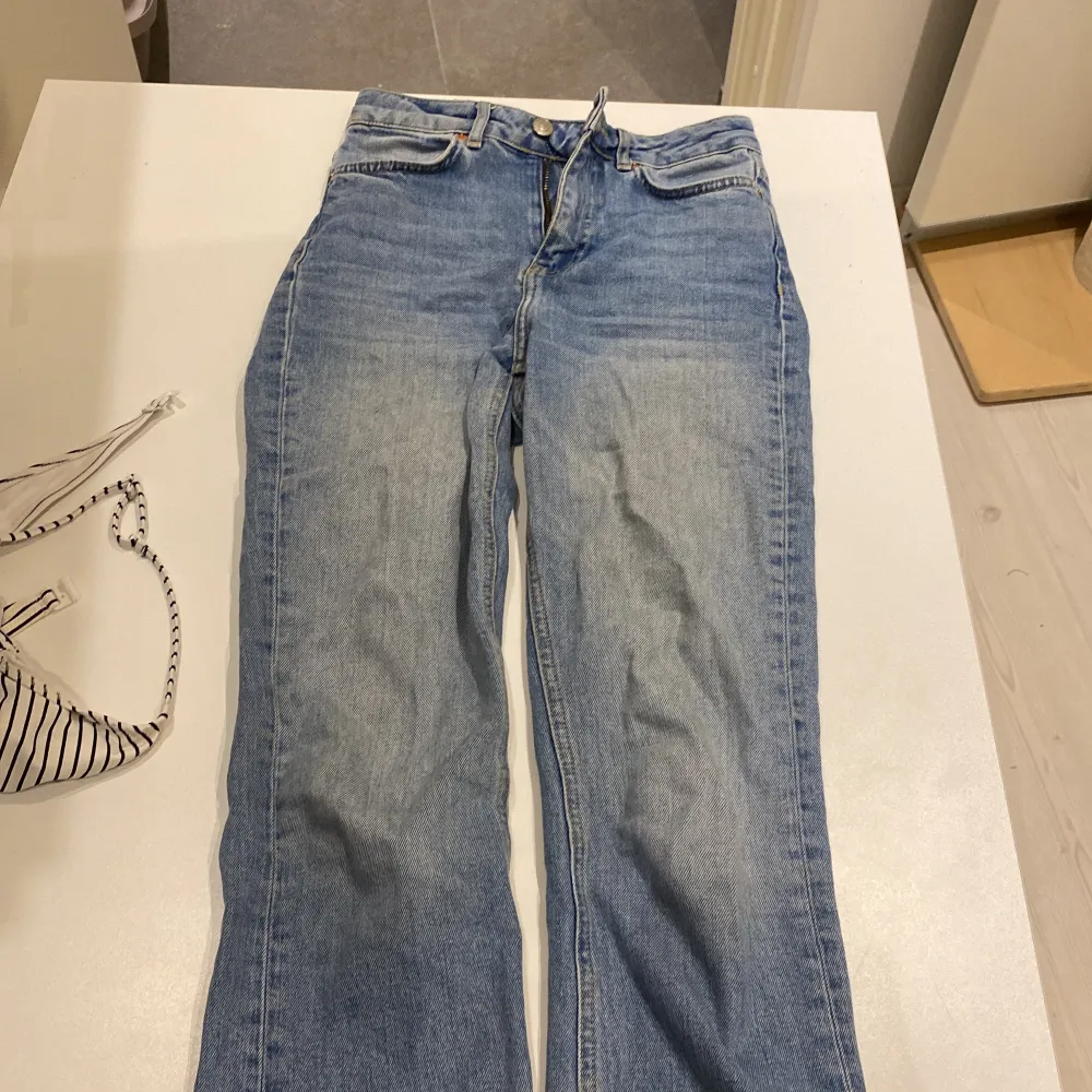 Ett par jeans byxor i storlek xs. Skriv för fler frågor🥰🥰. Jeans & Byxor.