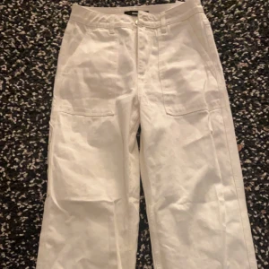 Jeans - Säljer dessa snygga jeans som tyvärr är förstora. Knappt använda. Ny pris 599kr. (Sista bilden är lånad)