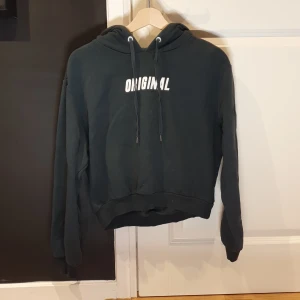 Mörkgrön croppad hoodtröja från H&M - Med texten Original. Använd 1-2 gånger.