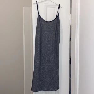 Fest klänning  - Säljer denna fina fest klänning som är i nyskick!💕