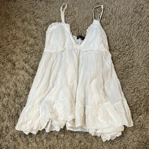 Sommar topp - Säljer denna söta sommar toppen från Chelsea, dne är oanvänd men köpt secondhand💗