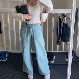 Linnebyxor - Jätte söta turkos färgade linnebyxor som tyvärr har blivit lite för korta för mig (168) och därför säljer jag dessa. 