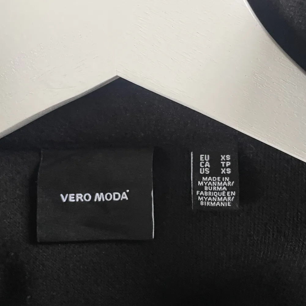 Säljer denna kappa från Veromoda eftersom den inte kommer till användning, kan skicka mer bilder på hur den sitter osv om så önskas 💕 nypris 499. Jackor.