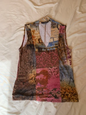 Y2K tank top  - Y2K tank top som säljs då den är lite för stor för mig  Storlek: S men känns som M  Pris:30(20 vid upphämtning)