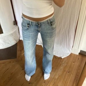 Blå Lågmidjade bootcutjeans  - Midjemått- 38cm (rätt över)  Inerbenslängd - 77cm  Jag är 170 på bilderna! Du kan använda KÖP NU💕