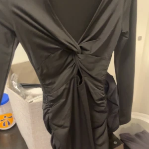 Klänning - En jätte fin festklänning som ja aldrig använt. Köptes för några månader sen men kom aldrig till användning. Sitter perfekt och bra material.