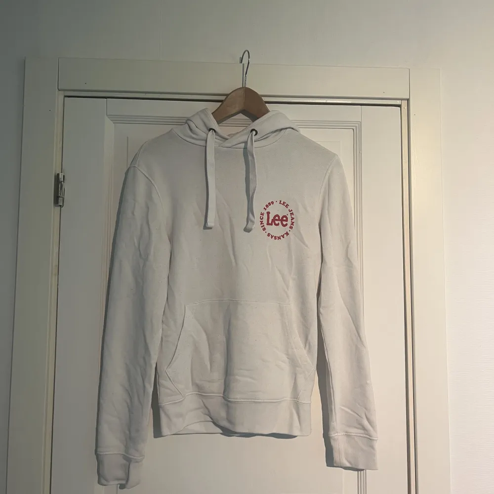 Lee hoodie, lite nopprig men i bra skick ändå. . Hoodies.