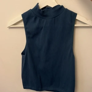 Blå ribbad topp - En blå ribbad topp utan ärmar. 