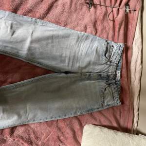 Säljer dessa superfina jeans från Zara💞 dom är straightleg och midwaist💘 säljer då dom är för stora för mig