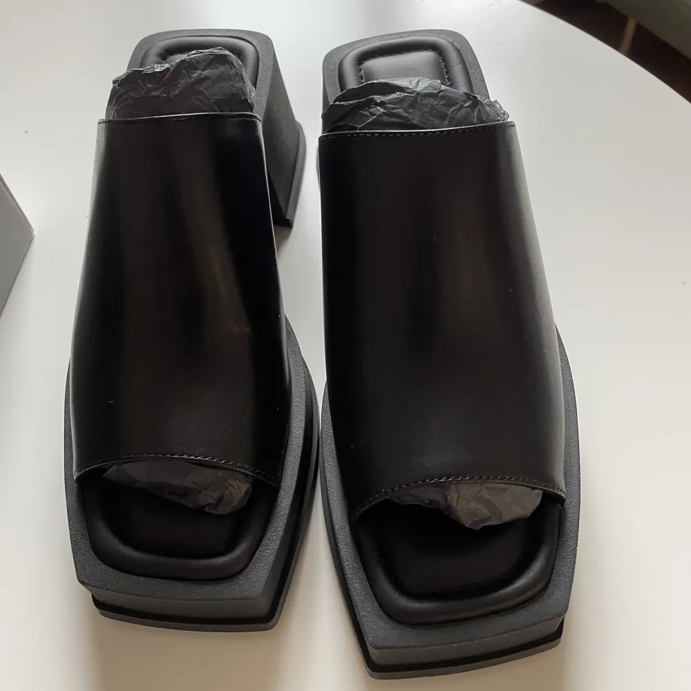 Oanvända slip- in sandaler från Vagabond, modell ”Hennie”. Säljer dem för att de var fel storlek. Pris 600 sek (pris i butik: 1200 sek) . Skor.