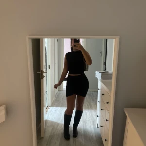 kjol - Kjol från hm, med ”slit” fram , nästan helt oanvänd💞