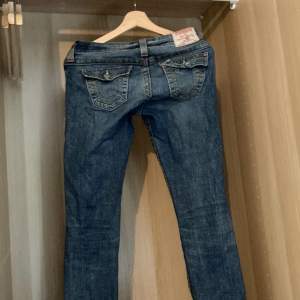 Jätte fina lågmidjade jeans från true religion!🤍 Inga defekter.